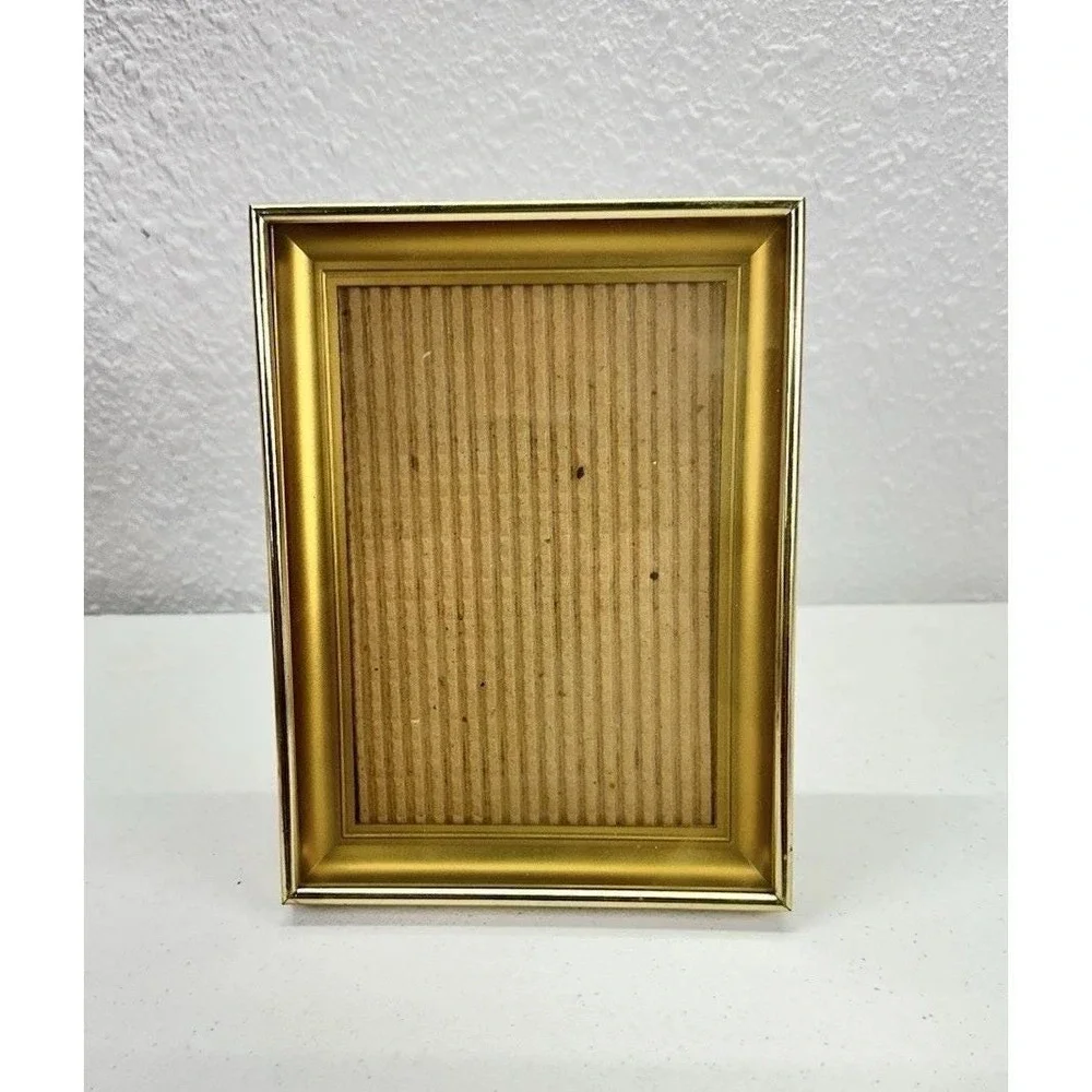 Vintage 1975 Brass Tone Metal 5x7 Picture Frame Made USA Easel Wall Decor